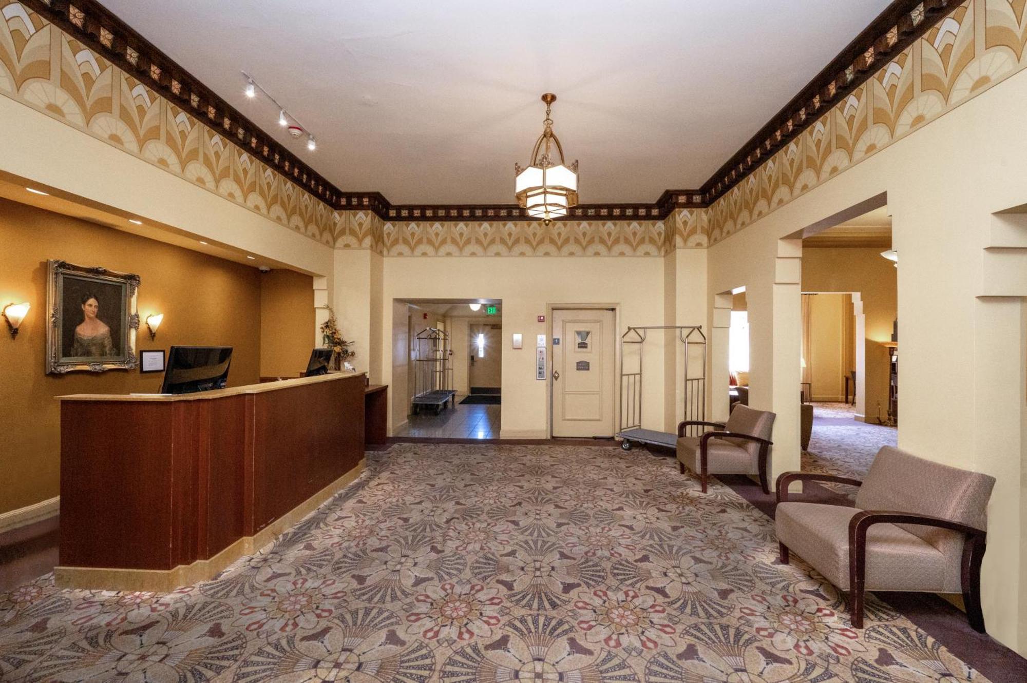The Baroness Hotel Сиатъл Екстериор снимка