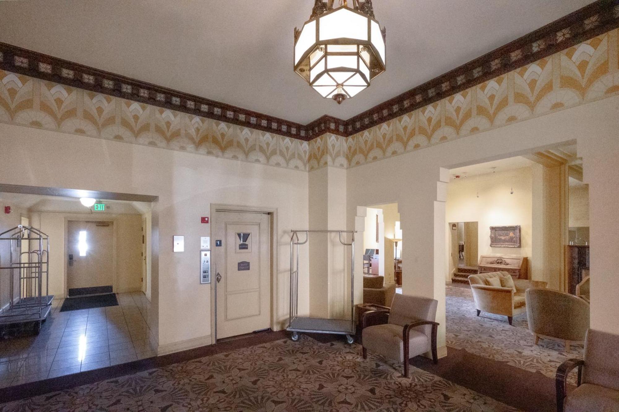 The Baroness Hotel Сиатъл Екстериор снимка