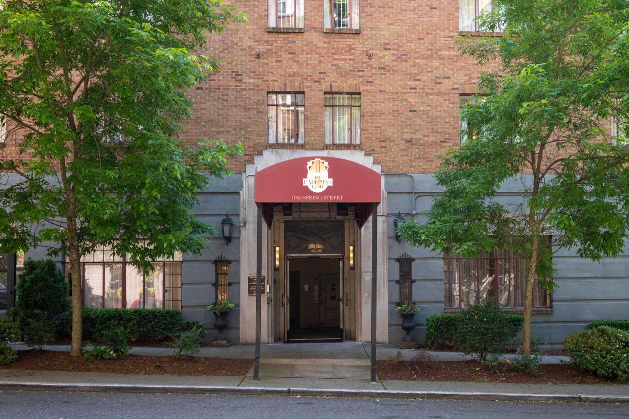 The Baroness Hotel Сиатъл Екстериор снимка