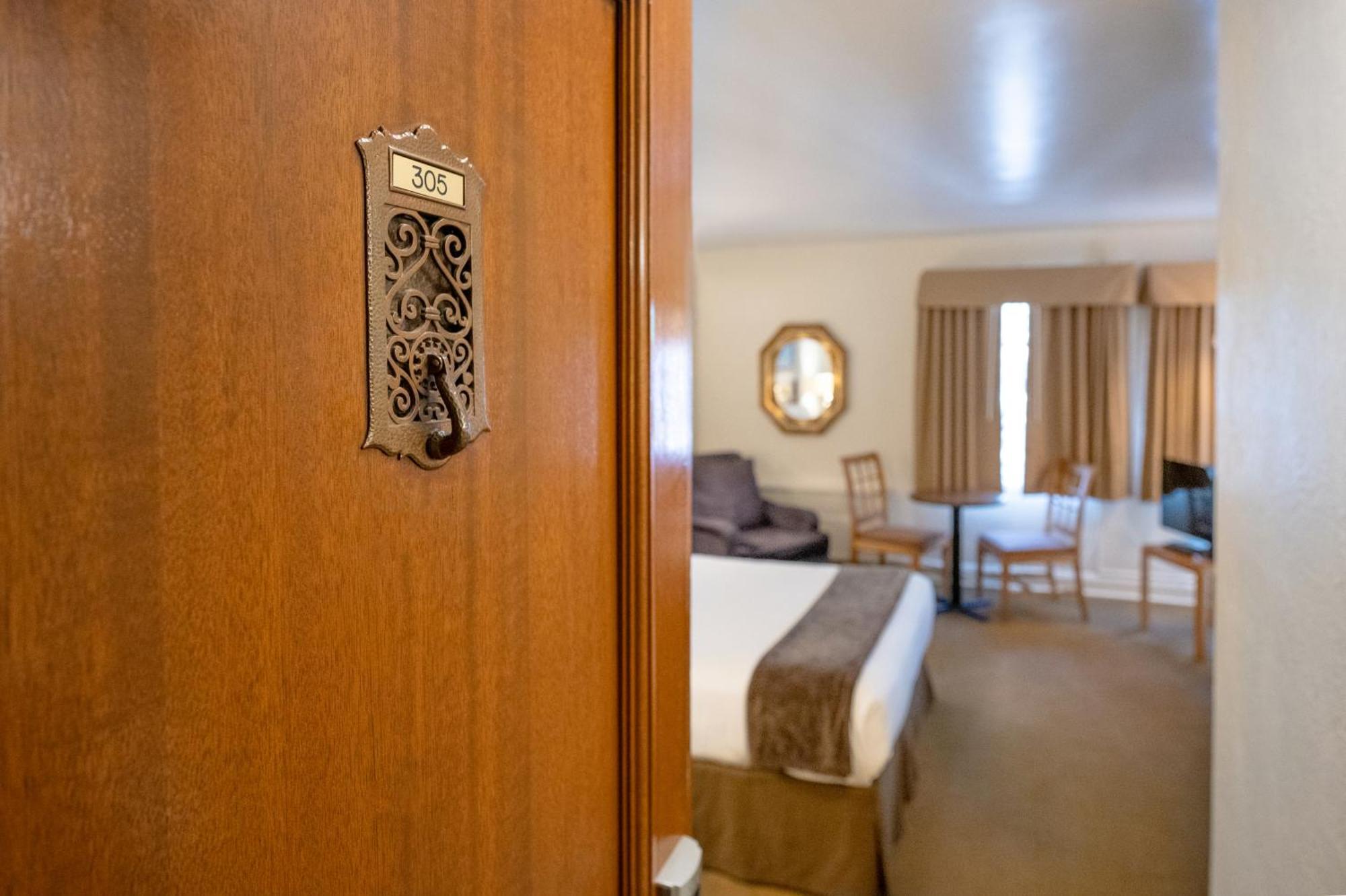 The Baroness Hotel Сиатъл Екстериор снимка